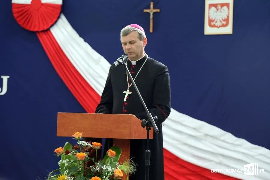 Dyrektorzy i nauczyciele odznaczeni (zdjęcia)