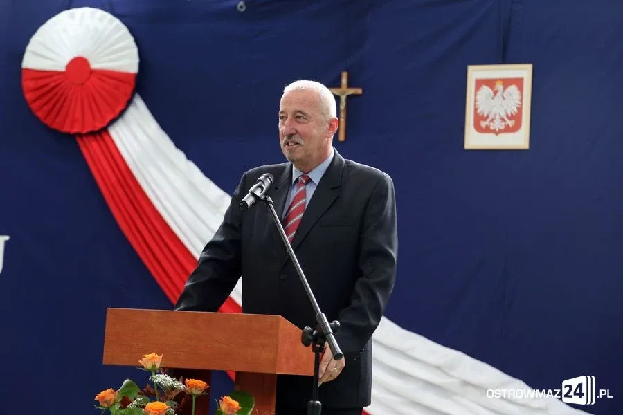 Dyrektorzy i nauczyciele odznaczeni (zdjęcia)