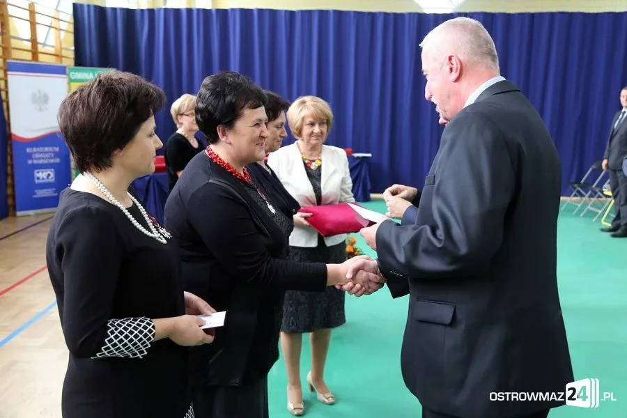 Dyrektorzy i nauczyciele odznaczeni (zdjęcia)