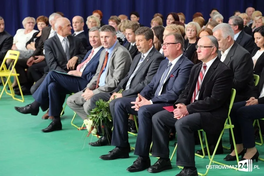 Dyrektorzy i nauczyciele odznaczeni (zdjęcia)