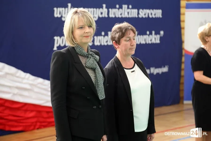 Dyrektorzy i nauczyciele odznaczeni (zdjęcia)