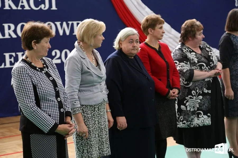 Dyrektorzy i nauczyciele odznaczeni (zdjęcia)