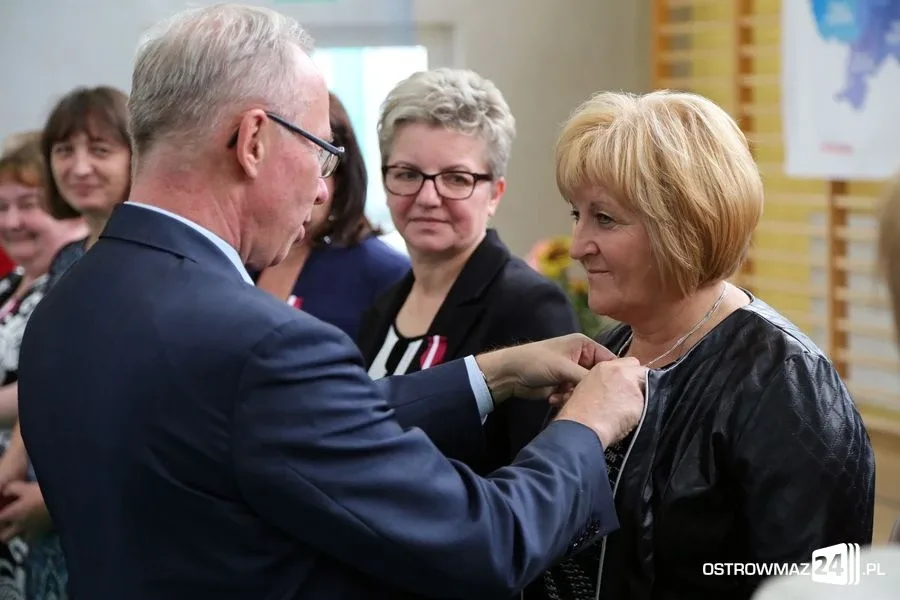 Dyrektorzy i nauczyciele odznaczeni (zdjęcia)