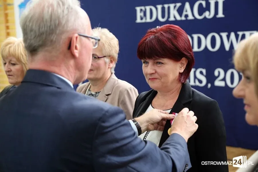 Dyrektorzy i nauczyciele odznaczeni (zdjęcia)