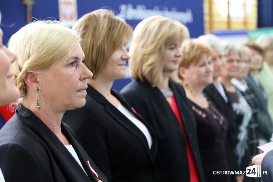 Dyrektorzy i nauczyciele odznaczeni (zdjęcia)