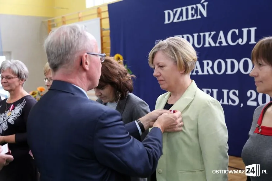 Dyrektorzy i nauczyciele odznaczeni (zdjęcia)