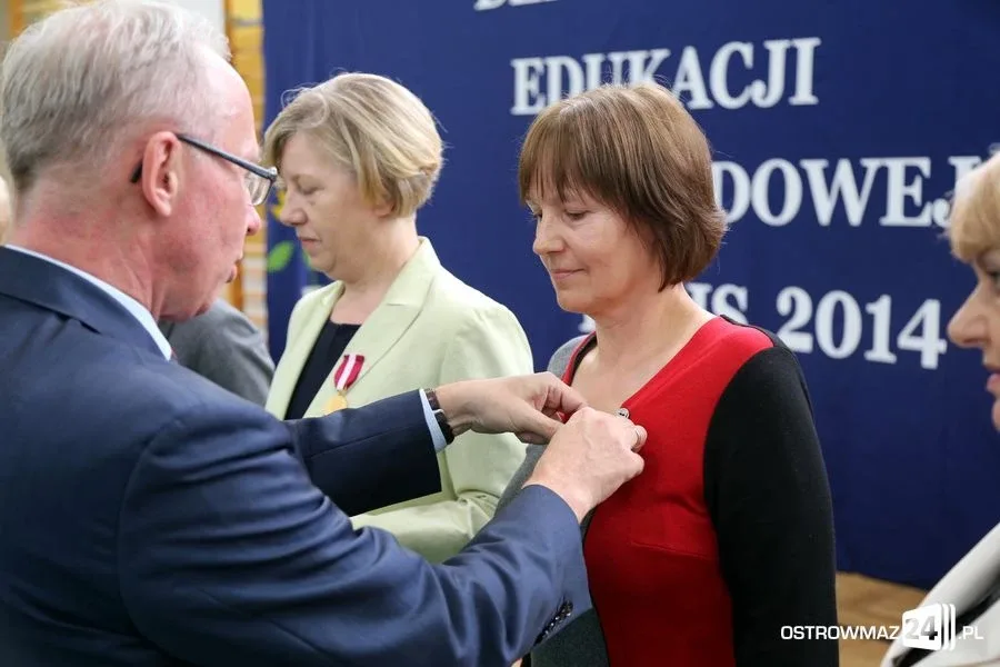 Dyrektorzy i nauczyciele odznaczeni (zdjęcia)