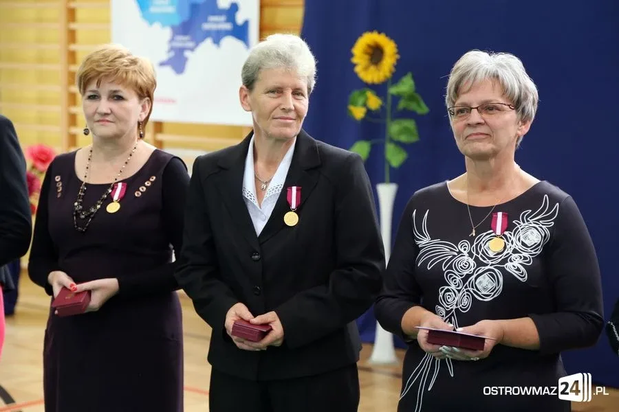 Dyrektorzy i nauczyciele odznaczeni (zdjęcia)
