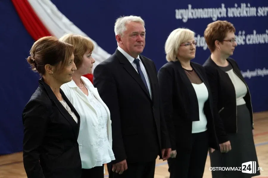 Dyrektorzy i nauczyciele odznaczeni (zdjęcia)