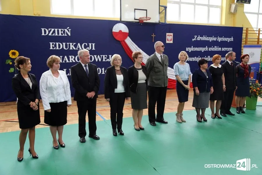 Dyrektorzy i nauczyciele odznaczeni (zdjęcia)
