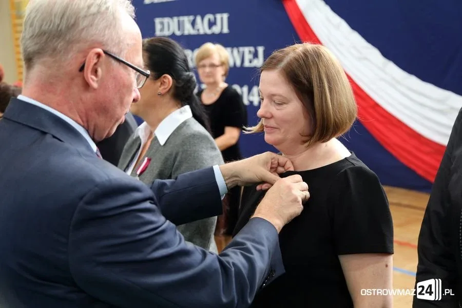 Dyrektorzy i nauczyciele odznaczeni (zdjęcia)