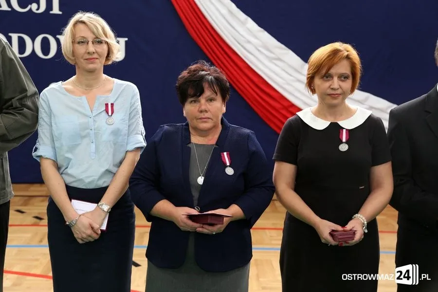 Dyrektorzy i nauczyciele odznaczeni (zdjęcia)