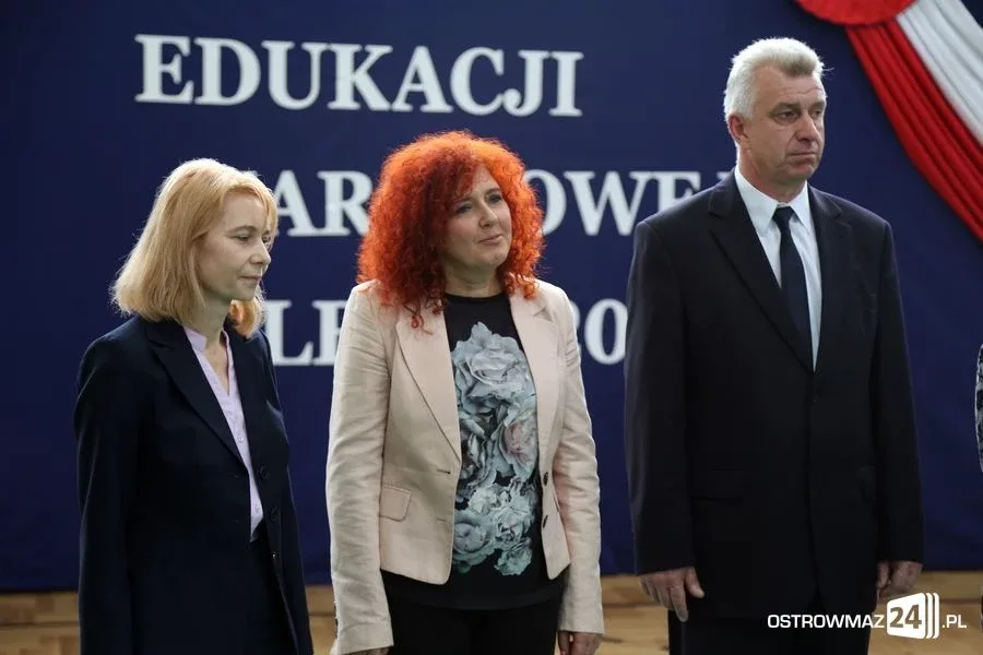 Dyrektorzy i nauczyciele odznaczeni (zdjęcia)
