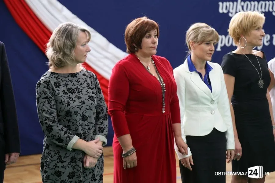 Dyrektorzy i nauczyciele odznaczeni (zdjęcia)