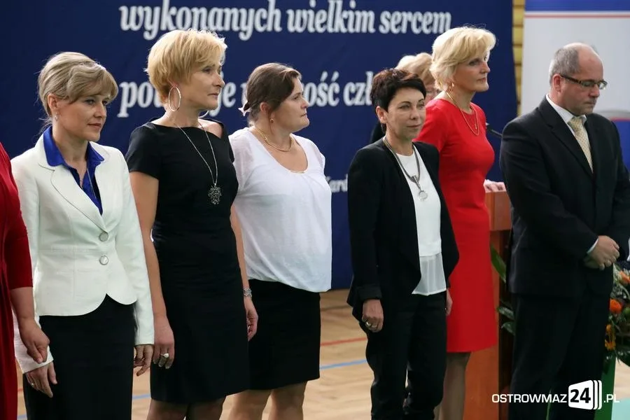 Dyrektorzy i nauczyciele odznaczeni (zdjęcia)