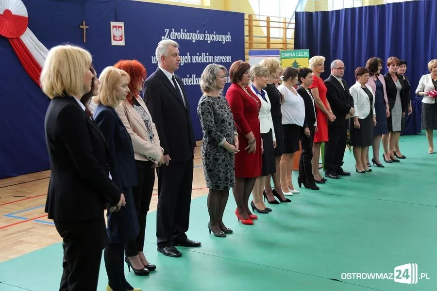 Dyrektorzy i nauczyciele odznaczeni (zdjęcia)