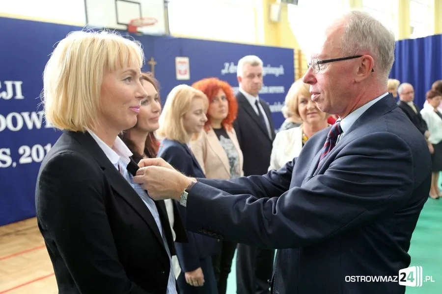 Dyrektorzy i nauczyciele odznaczeni (zdjęcia)