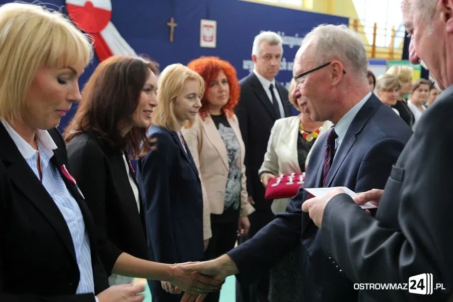 Dyrektorzy i nauczyciele odznaczeni (zdjęcia)