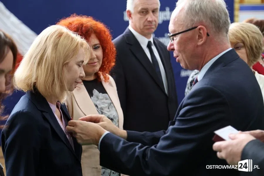 Dyrektorzy i nauczyciele odznaczeni (zdjęcia)