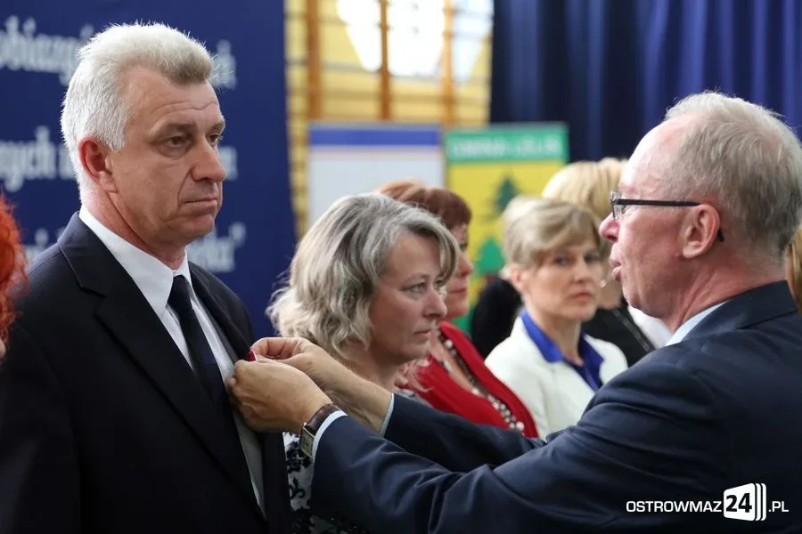 Dyrektorzy i nauczyciele odznaczeni (zdjęcia)