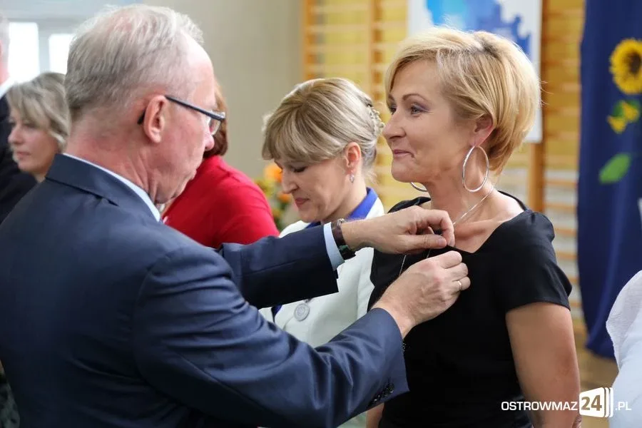 Dyrektorzy i nauczyciele odznaczeni (zdjęcia)