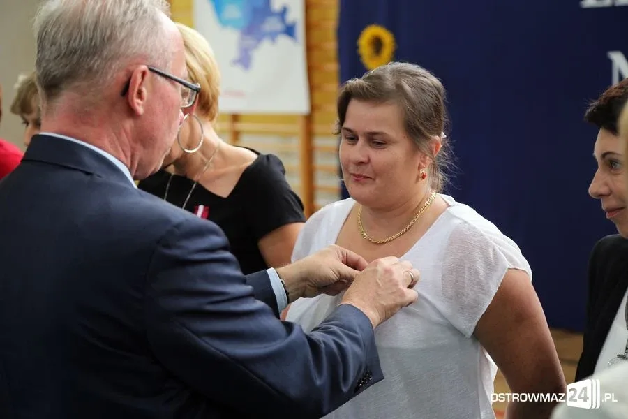 Dyrektorzy i nauczyciele odznaczeni (zdjęcia)