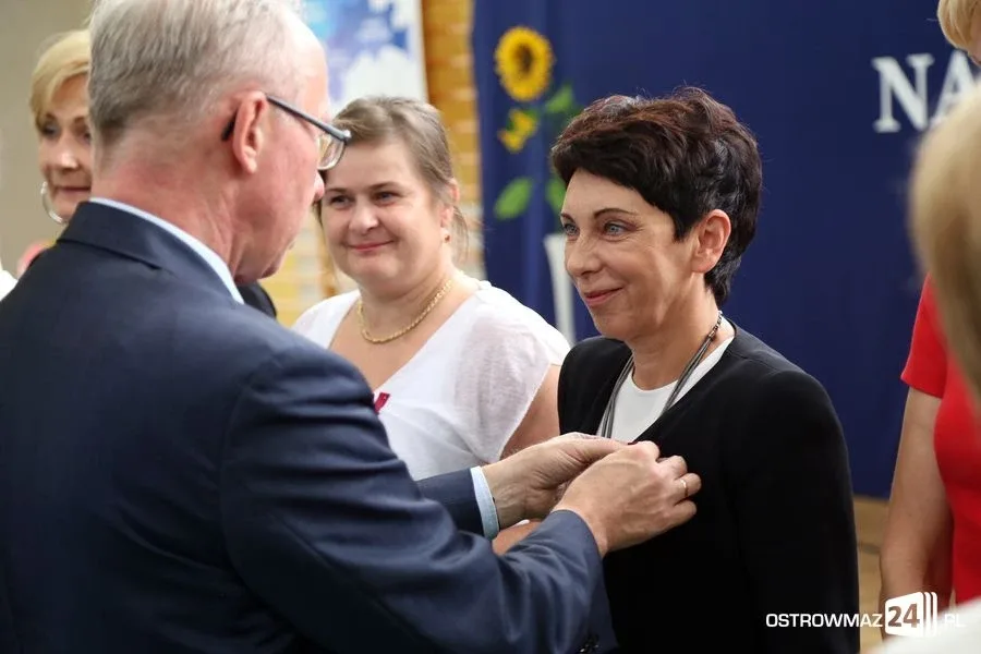 Dyrektorzy i nauczyciele odznaczeni (zdjęcia)