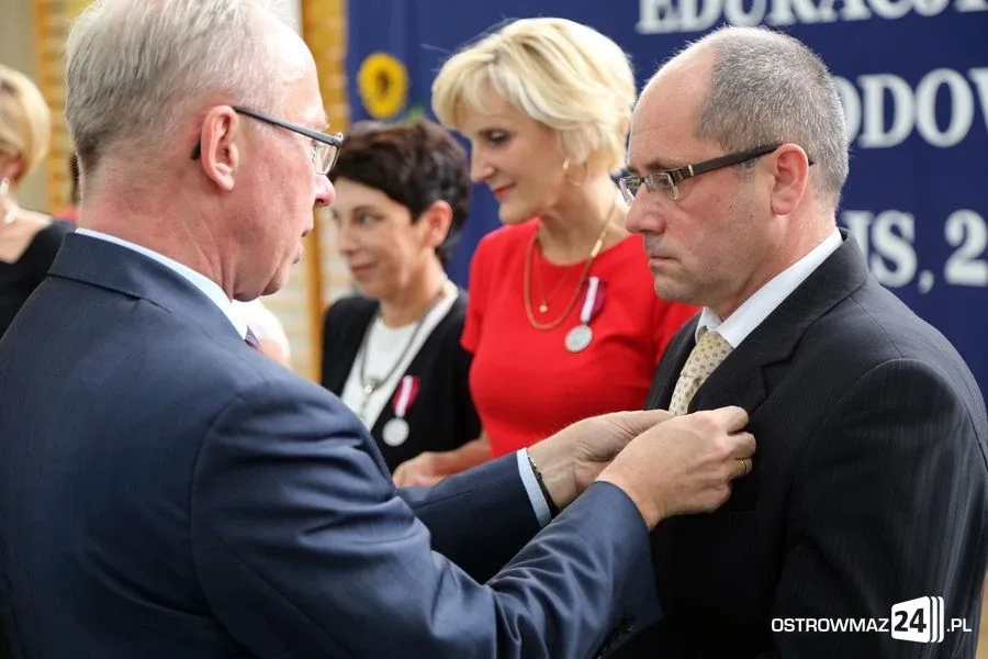 Dyrektorzy i nauczyciele odznaczeni (zdjęcia)