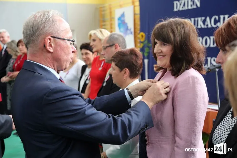 Dyrektorzy i nauczyciele odznaczeni (zdjęcia)
