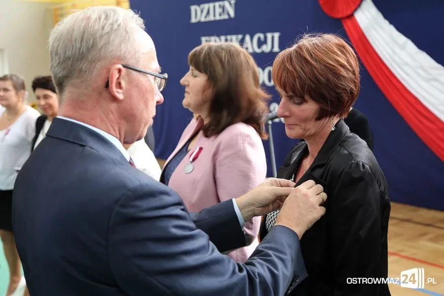 Dyrektorzy i nauczyciele odznaczeni (zdjęcia)