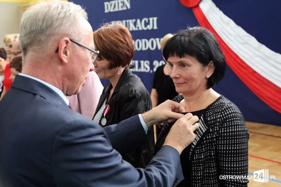 Dyrektorzy i nauczyciele odznaczeni (zdjęcia)