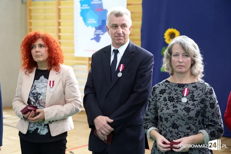 Dyrektorzy i nauczyciele odznaczeni (zdjęcia)