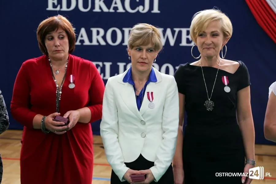 Dyrektorzy i nauczyciele odznaczeni (zdjęcia)
