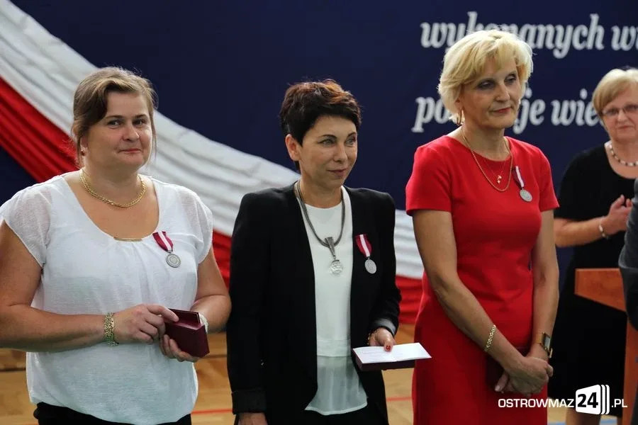 Dyrektorzy i nauczyciele odznaczeni (zdjęcia)
