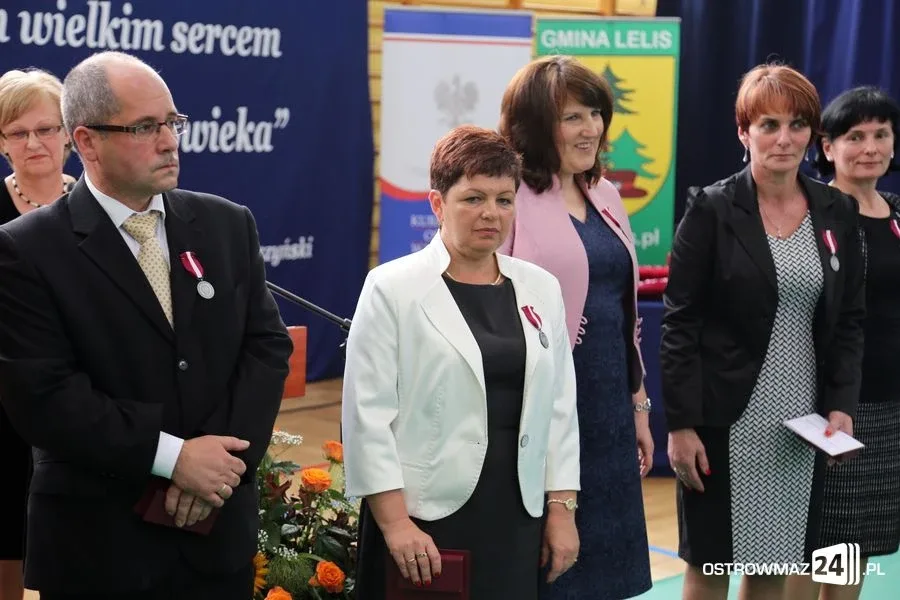 Dyrektorzy i nauczyciele odznaczeni (zdjęcia)
