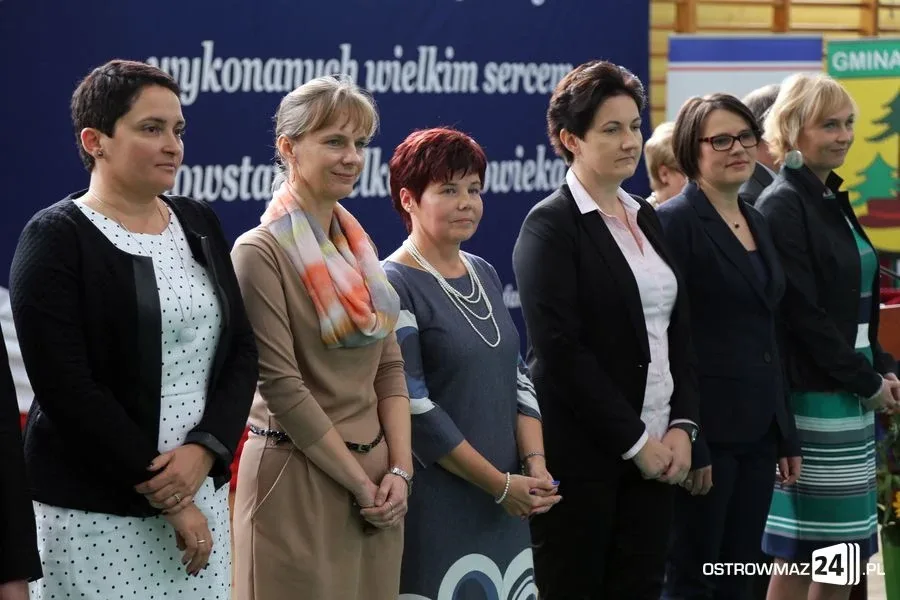 Dyrektorzy i nauczyciele odznaczeni (zdjęcia)