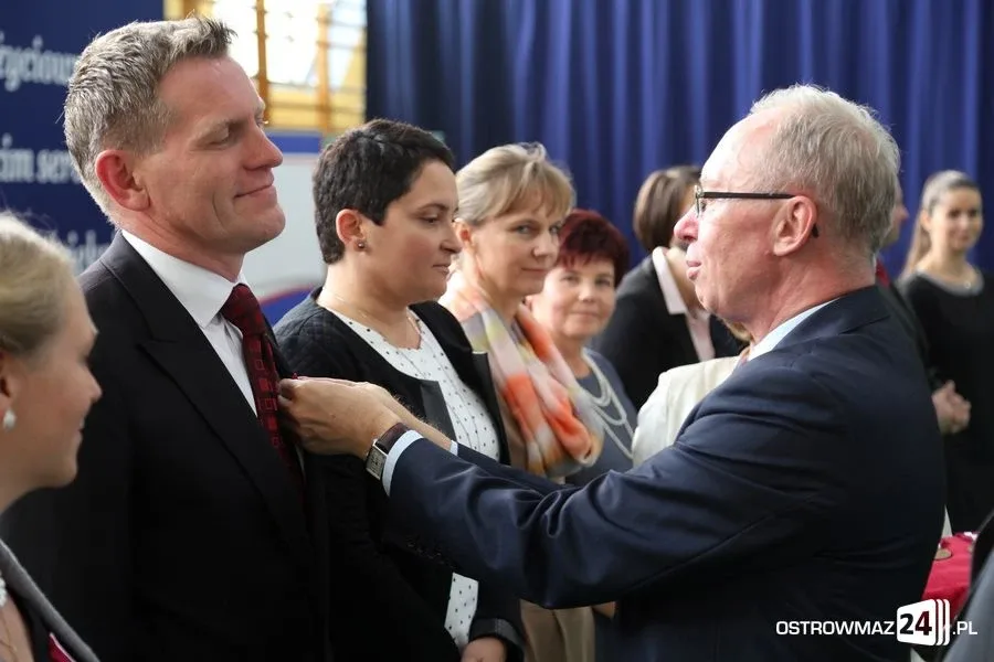 Dyrektorzy i nauczyciele odznaczeni (zdjęcia)
