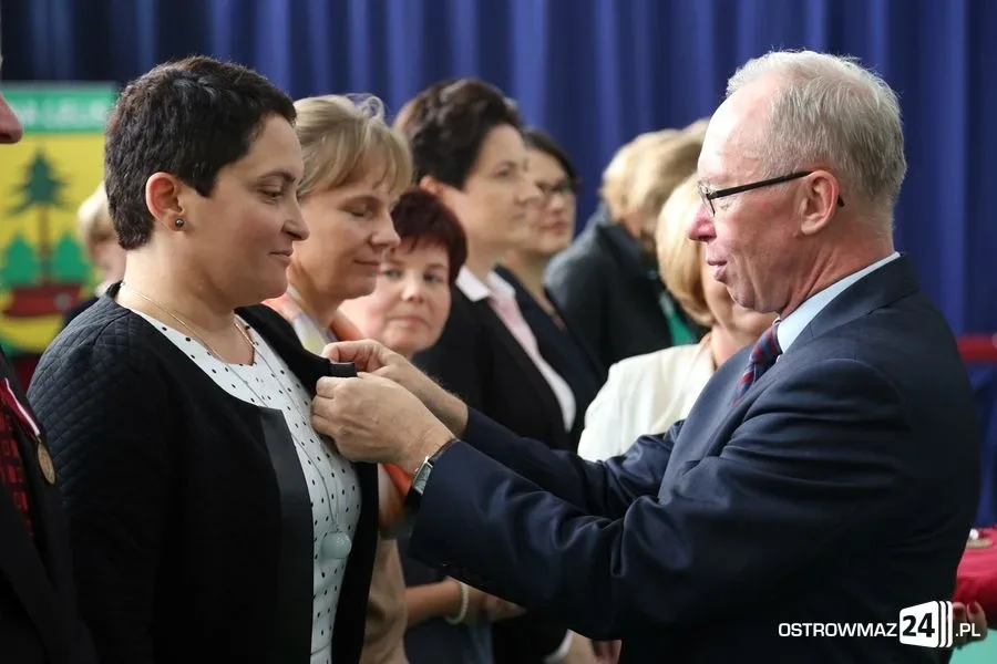 Dyrektorzy i nauczyciele odznaczeni (zdjęcia)