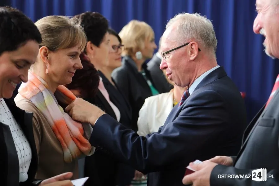 Dyrektorzy i nauczyciele odznaczeni (zdjęcia)
