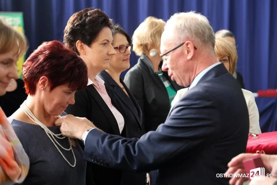Dyrektorzy i nauczyciele odznaczeni (zdjęcia)
