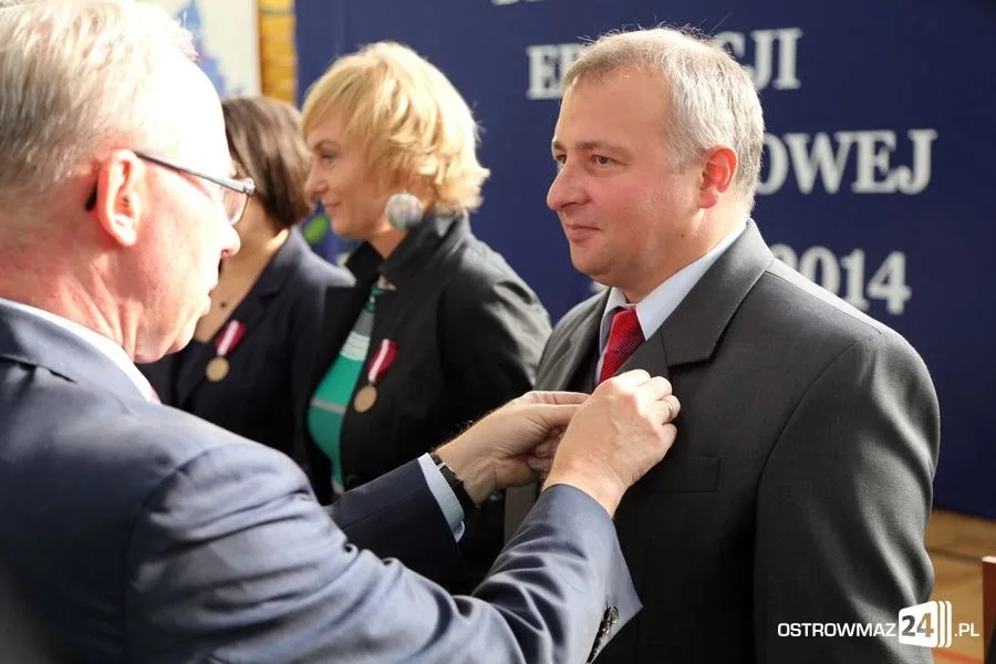 Dyrektorzy i nauczyciele odznaczeni (zdjęcia)