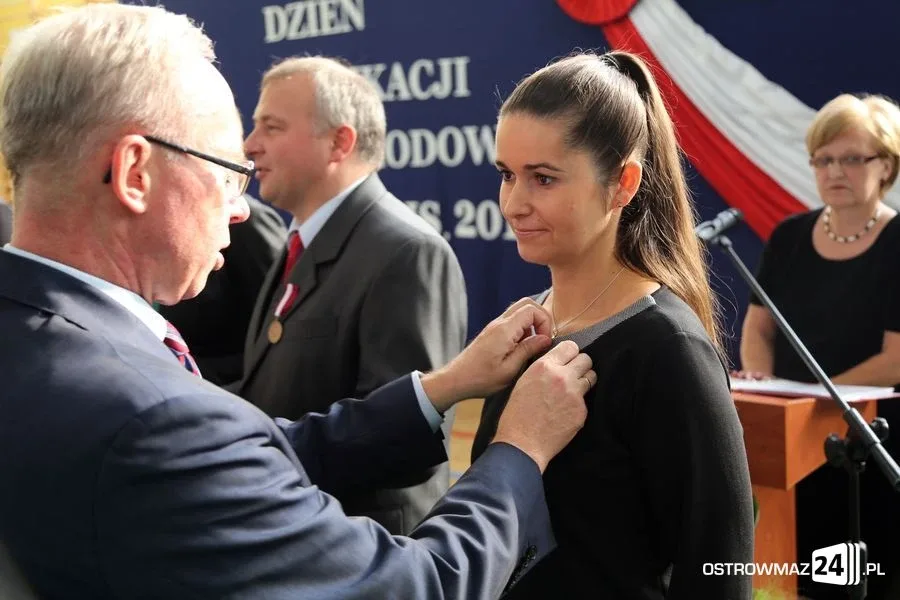 Dyrektorzy i nauczyciele odznaczeni (zdjęcia)