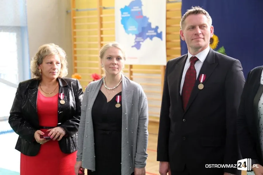 Dyrektorzy i nauczyciele odznaczeni (zdjęcia)