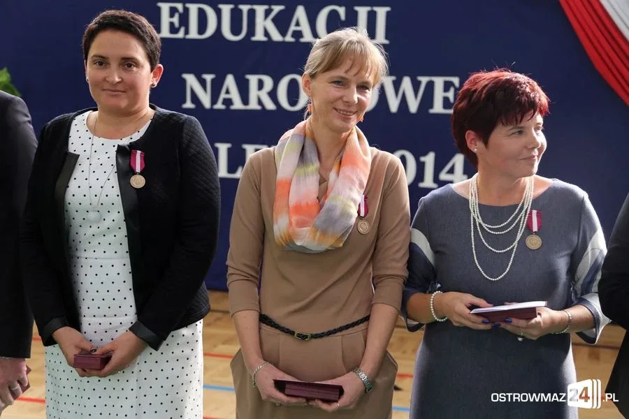 Dyrektorzy i nauczyciele odznaczeni (zdjęcia)