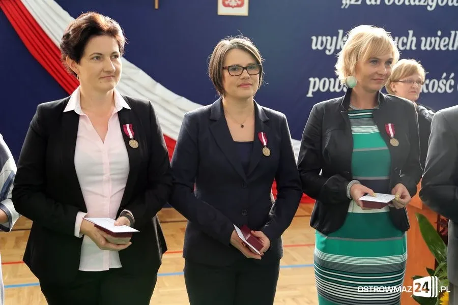 Dyrektorzy i nauczyciele odznaczeni (zdjęcia)