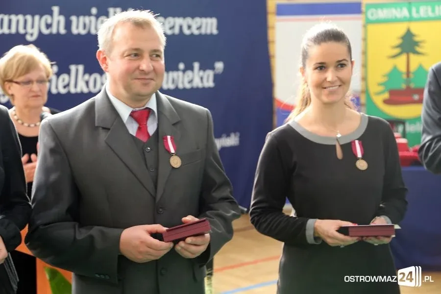 Dyrektorzy i nauczyciele odznaczeni (zdjęcia)