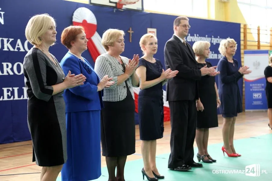 Dyrektorzy i nauczyciele odznaczeni (zdjęcia)