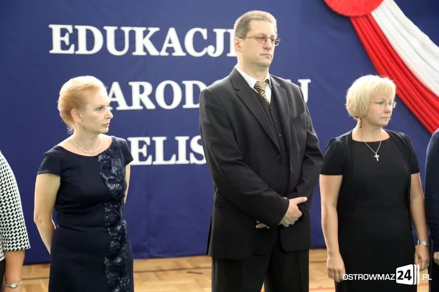 Dyrektorzy i nauczyciele odznaczeni (zdjęcia)