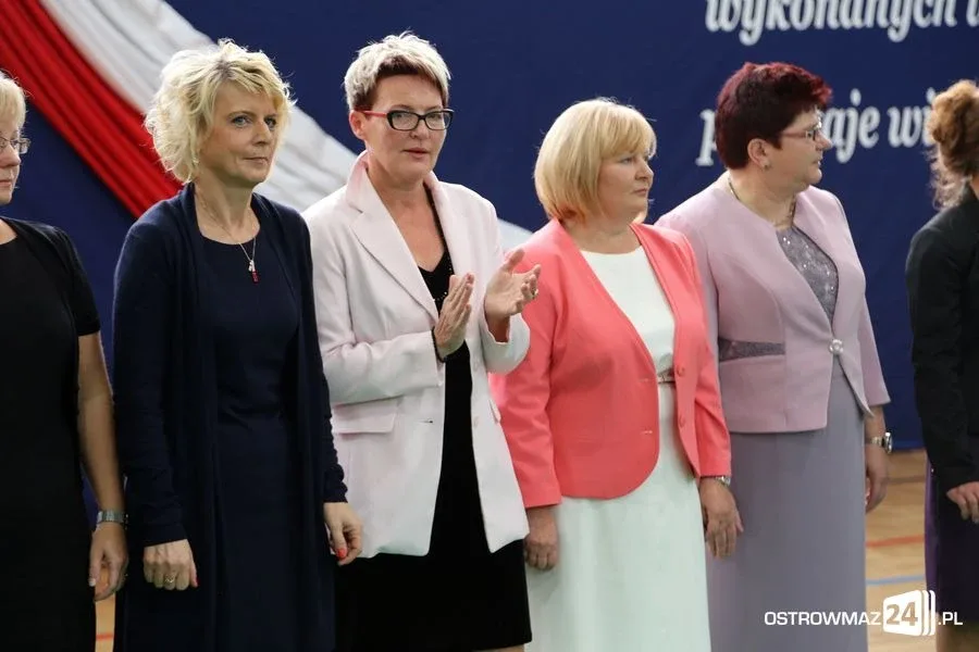 Dyrektorzy i nauczyciele odznaczeni (zdjęcia)