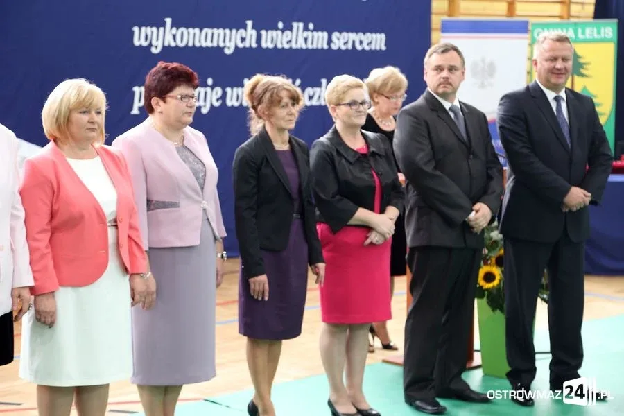 Dyrektorzy i nauczyciele odznaczeni (zdjęcia)